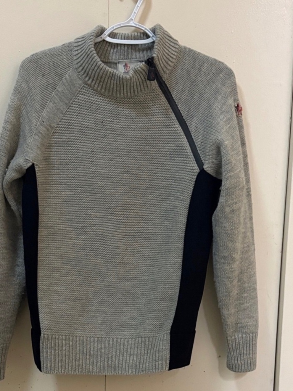 MONCLER SWEARTER MEN'S GRAY AND BLACK SIZE M